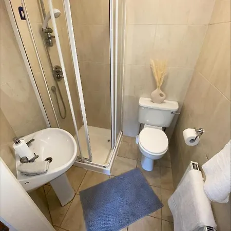 Cosy 4 Bedroom House With Rear Garden Patio 펜션 골웨이