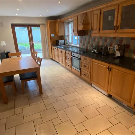 Ferienhaus Cosy 4 Bedroom House With Rear Garden Patio *